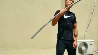 Мужчина и железная труба - смотреть видео (0:46)