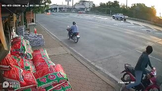 Чудом не перевернулся - смотреть видео (0:53)