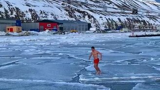 Утреннее купание в ледяной воде - смотреть видео (0:16)