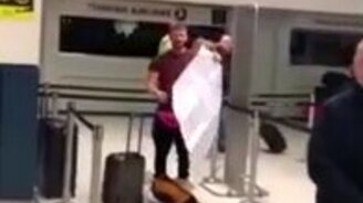 Друзья распечатали электронный билет - смотреть видео (0:28)