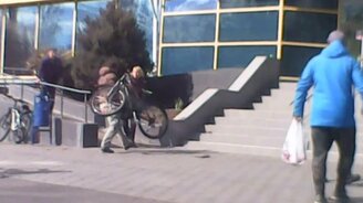 Драка с велосипедом - смотреть видео (0:13)