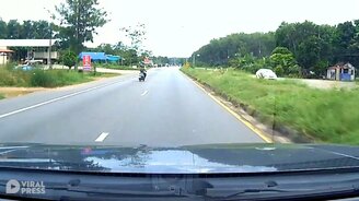 Невнимательный мотоциклист - смотреть видео (0:32)