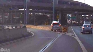 Вместо поворота переехала барьер - смотреть видео (0:58)