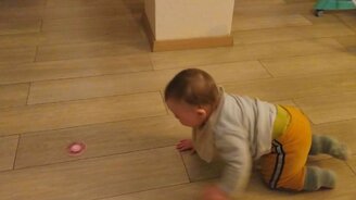 Малыш ловит спиннер - смотреть видео (0:33)