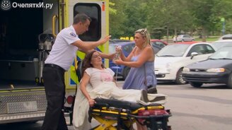 Безумный клоун отвлекает доктора от пациентки - смотреть видео (2:00)