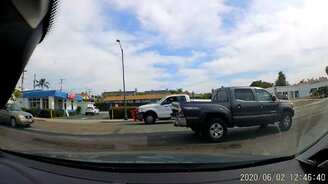 Когда не заметил впереди себя авто - смотреть видео (0:32)