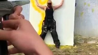 Трюк опытного игрока пейнтбола - смотреть видео (0:15)