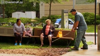 Гейзер из женской сумки - смотреть видео (1:35)