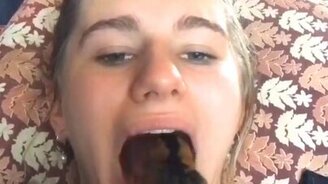 Норка для цыплёнка во рту - смотреть видео (0:10)