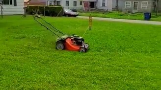 Самостоятельная газонокосилка - смотреть видео (0:53)