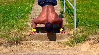 Спуск на руках по лестнице - смотреть видео (0:20)