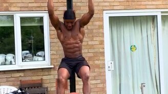 Забить гол ногами - смотреть видео (0:17)