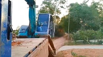 Экскаватор погружает себя на платформу - смотреть видео (2:11)