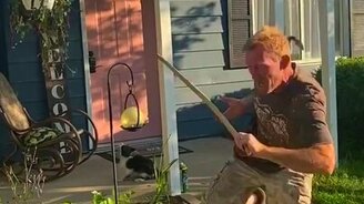 Хотел спугнуть летучую мышь - смотреть видео (0:10)