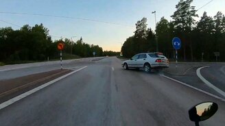 Машина подрезает мотоцикл - смотреть видео (0:20)