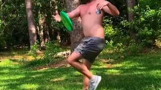 Поймает ли он летающую тарелку? - смотреть видео (0:12)