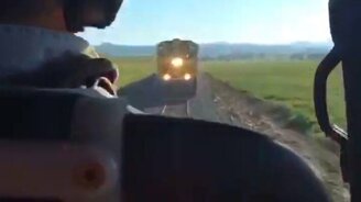 А поезд не собьёт? - смотреть видео (0:07)