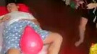 Жена весело разыгрывает мужа - смотреть видео (0:25)