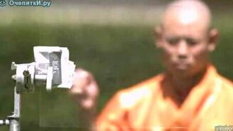 Метнул иглу сквозь стекло - смотреть видео (2:04)