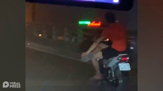 Нога на ногу на мопеде - смотреть видео (0:30)