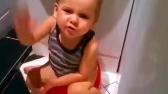 Мальчик поёт, сидя на горшке - смотреть видео (1:19)