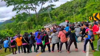 Вытащили машину всей деревней - смотреть видео (0:37)