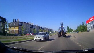 Отвалилось колесо у трактора - смотреть видео (0:32)