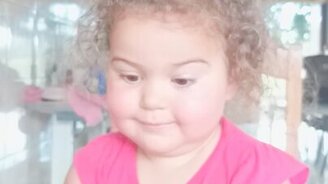 Малышка вдевает нитку в иглу - смотреть видео (0:36)