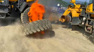 Снимаем колесо с бульдозера - смотреть видео (0:13)