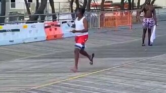 Чайки нападают на человека - смотреть видео (0:15)