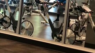 Безумец и велотренажёр - смотреть видео (0:09)