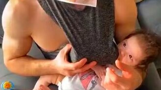 Папа пытается накормить сына - смотреть видео (0:07)