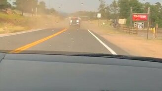 Смерч подбросил машину - смотреть видео (0:07)