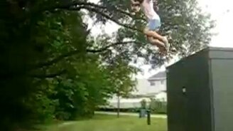 Коленом по лбу - смотреть видео (0:06)