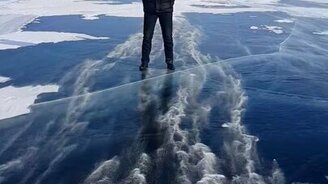 Ветер несёт мужчину по льду - смотреть видео (0:12)