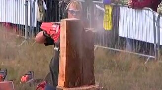 Тонкая работа с бензопилой - смотреть видео (1:12)