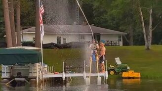 На водных лыжах на ходулях - смотреть видео (0:33)