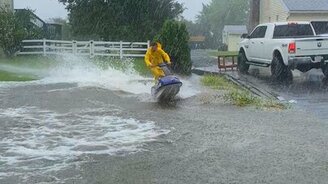 На гидроцикле по луже - смотреть видео (0:32)