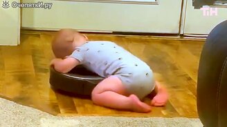 Малыш и робот-пылесос - смотреть видео (1:09)