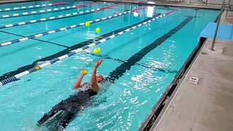 Пловец-жонглёр - смотреть видео (0:15)