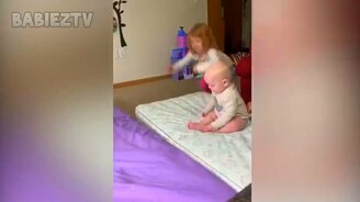 Братишки и сестрёнки играют вместе - смотреть видео (7:10)