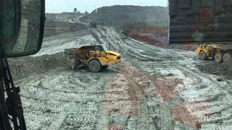 Дрифт на карьерном самосвале - смотреть видео (0:21)