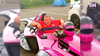 Застрял в спорткаре - смотреть видео (0:52)