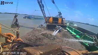 Кран падает в реку - смотреть видео (0:35)