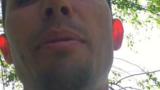 Ловля рыбы голой рукой - смотреть видео (0:32)