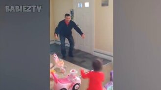 Дети встречают родителей после разлуки - смотреть видео (10:00)