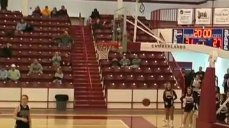 Умеет забивать издалека - смотреть видео (1:14)