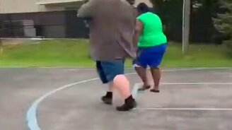 Забег двух толстячков - смотреть видео (0:09)