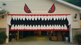 Страшные гаражные ворота - смотреть видео (0:18)