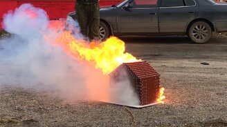 Горит дом из спичек - смотреть видео (2:51)